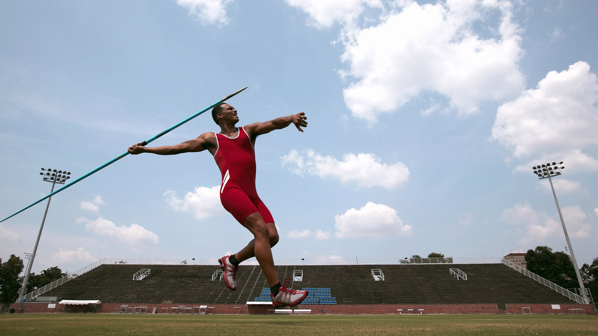 全民健身：城市马拉松报名人数创新高，赛道优化受好评，城市马拉松比赛